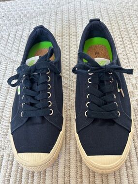Cariuma Navy Canvas Low-Top Sneakers with Cream Soles